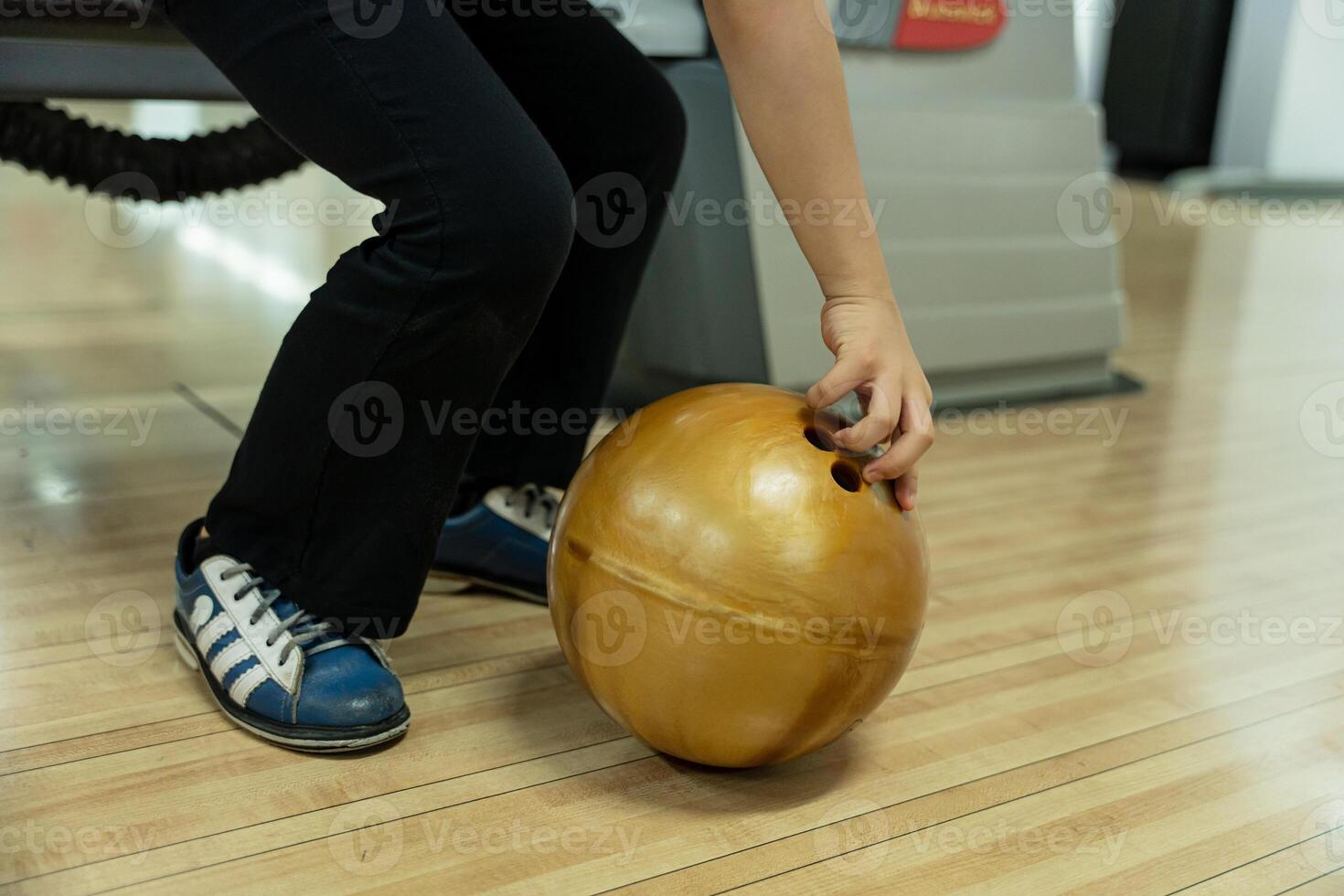 Jeune fille ayant amusement avec Balle dans bowling club. photo