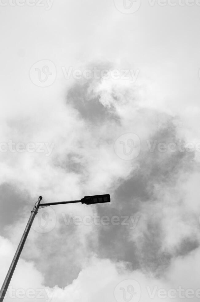 électrique poteaux avec blanc des nuages dans le Contexte pendant brouillard photo