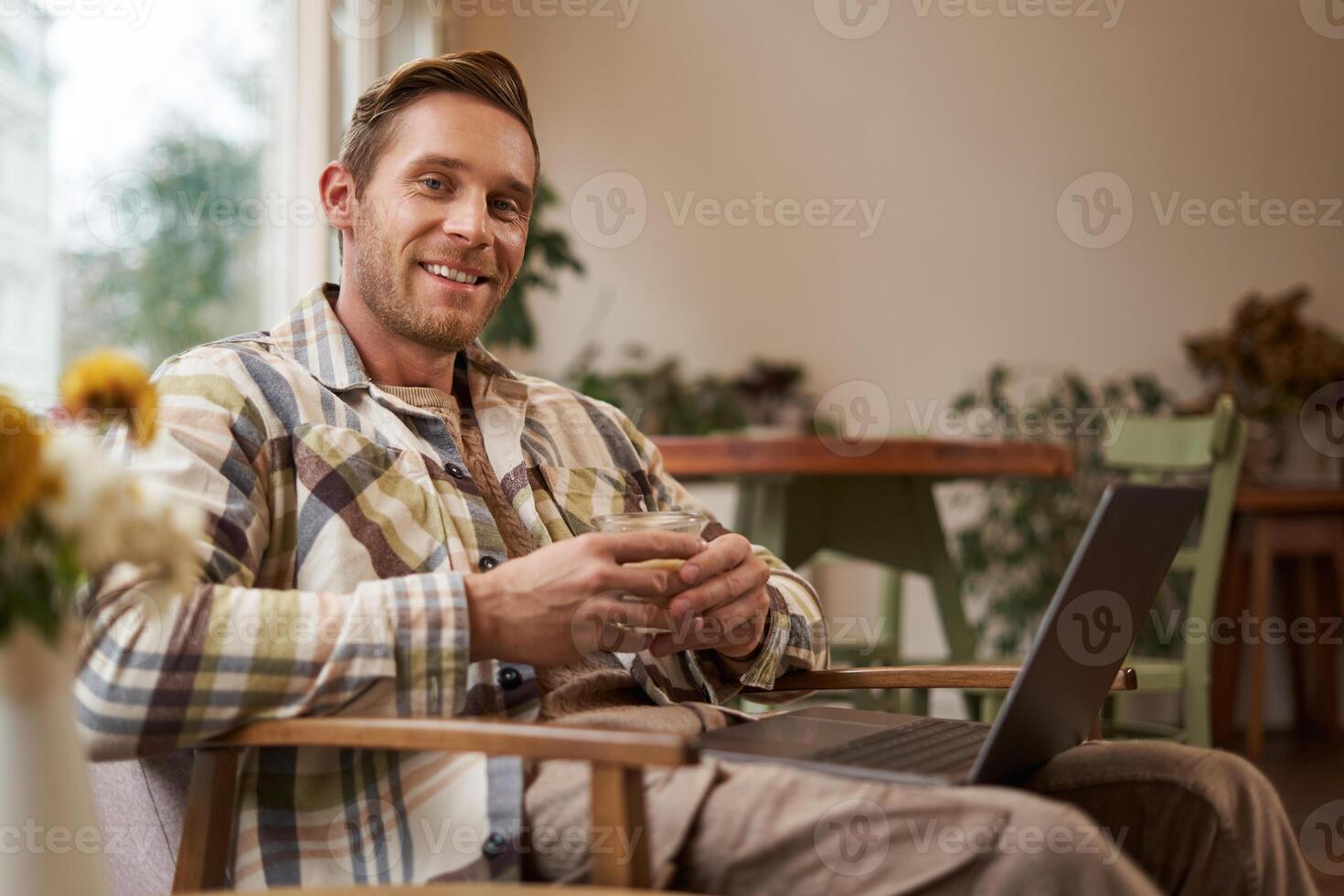 Beau Jeune professionnel, homme d'affaire séance dans café avec verre de café et travail sur ordinateur portable, recherche pour inspiration à l'extérieur de Bureau espace de travail photo