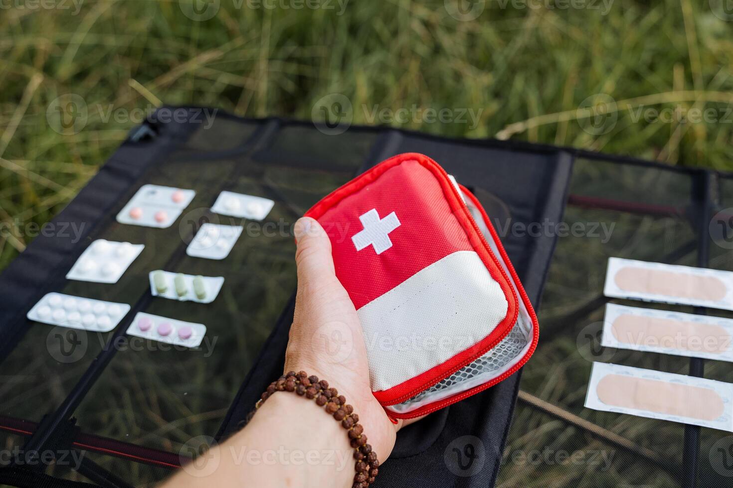 personnel affaires sur le route premier aide trousse, une ensemble de médicaments, une mobile sac avec médicaments, une premiers secours trousse pour voyage, touristique équipement photo