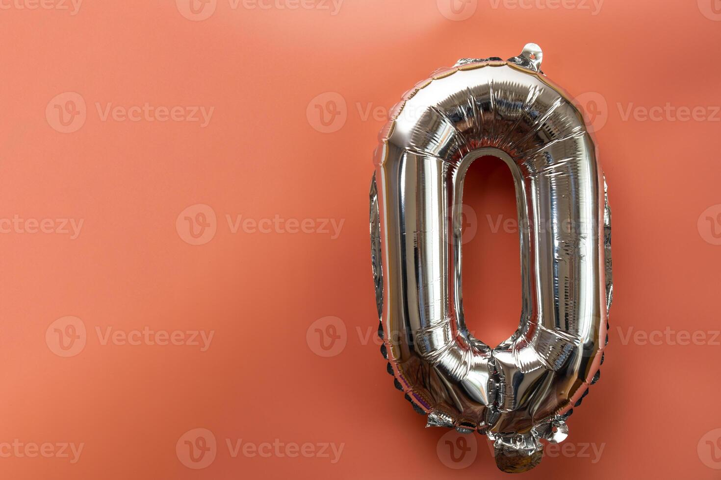 0 zéro métallique ballon isolé sur rose Contexte. salutation carte argent déjouer ballon nombre content anniversaire vacances concept. copie espace pour texte. fête fête félicitations décoration photo