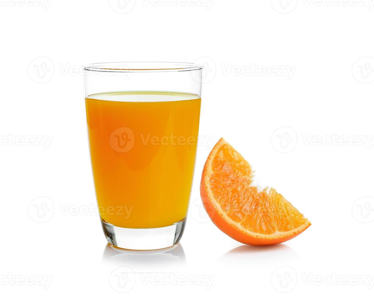 Verre plein de jus d'orange et d'orange isolé sur fond blanc photo