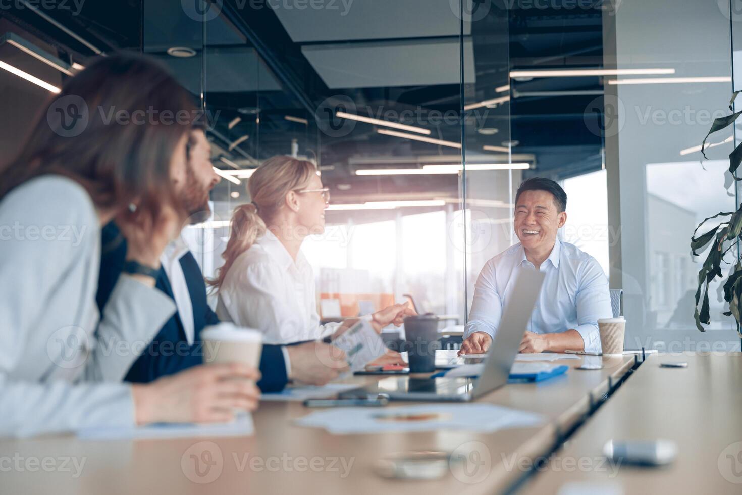 équipe de travail de Jeune asiatique homme d'affaire travail et communicant ensemble dans un moderne Bureau photo