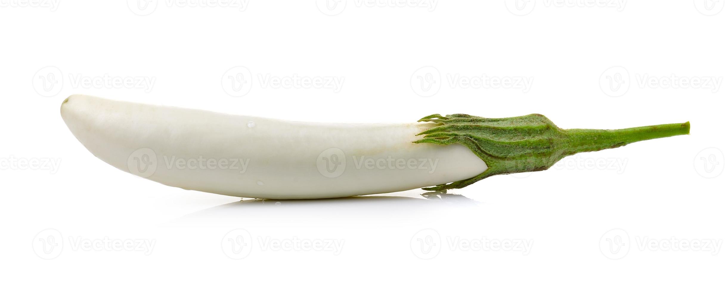 aubergine blanche sur fond blanc photo