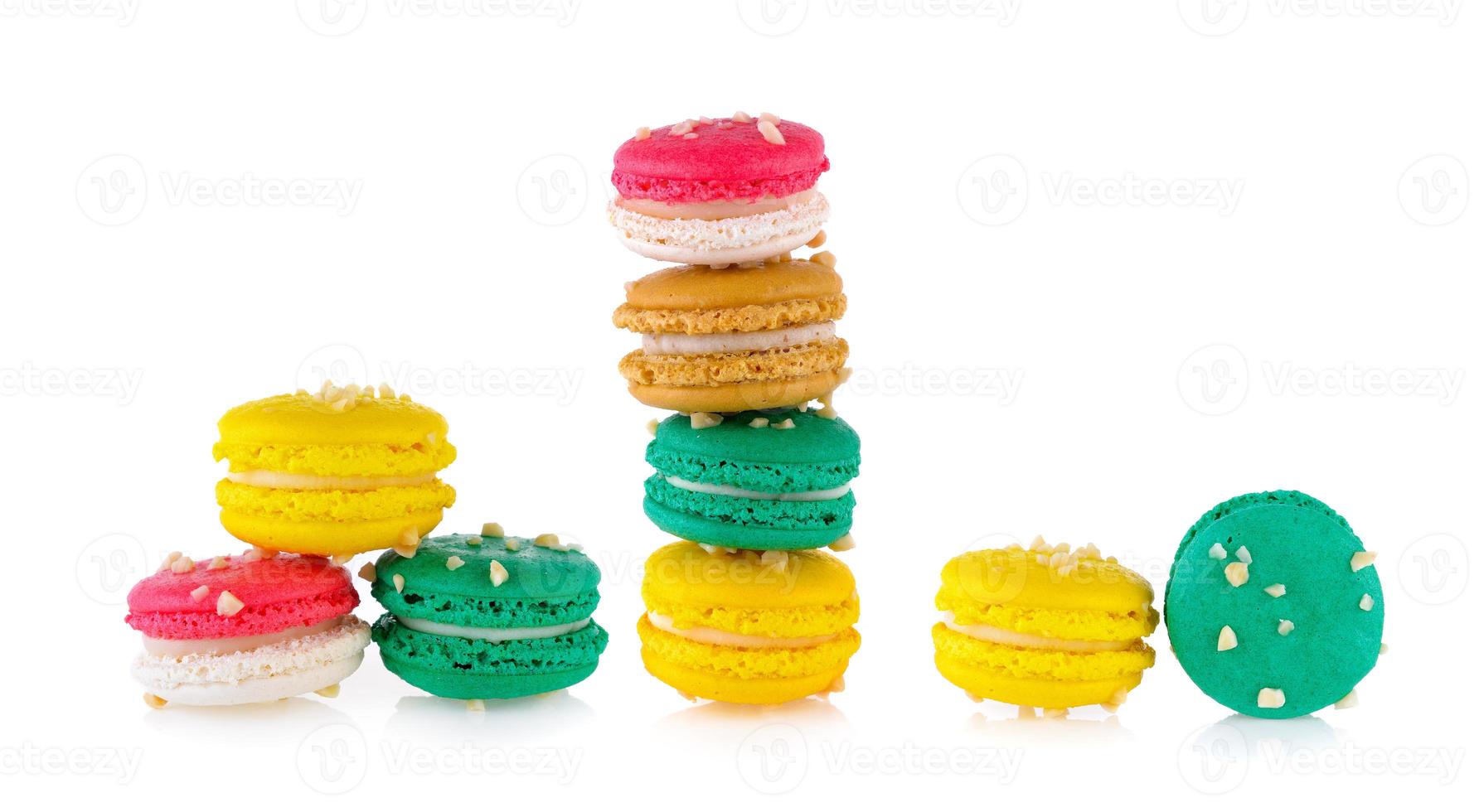 macarons sur fond blanc photo