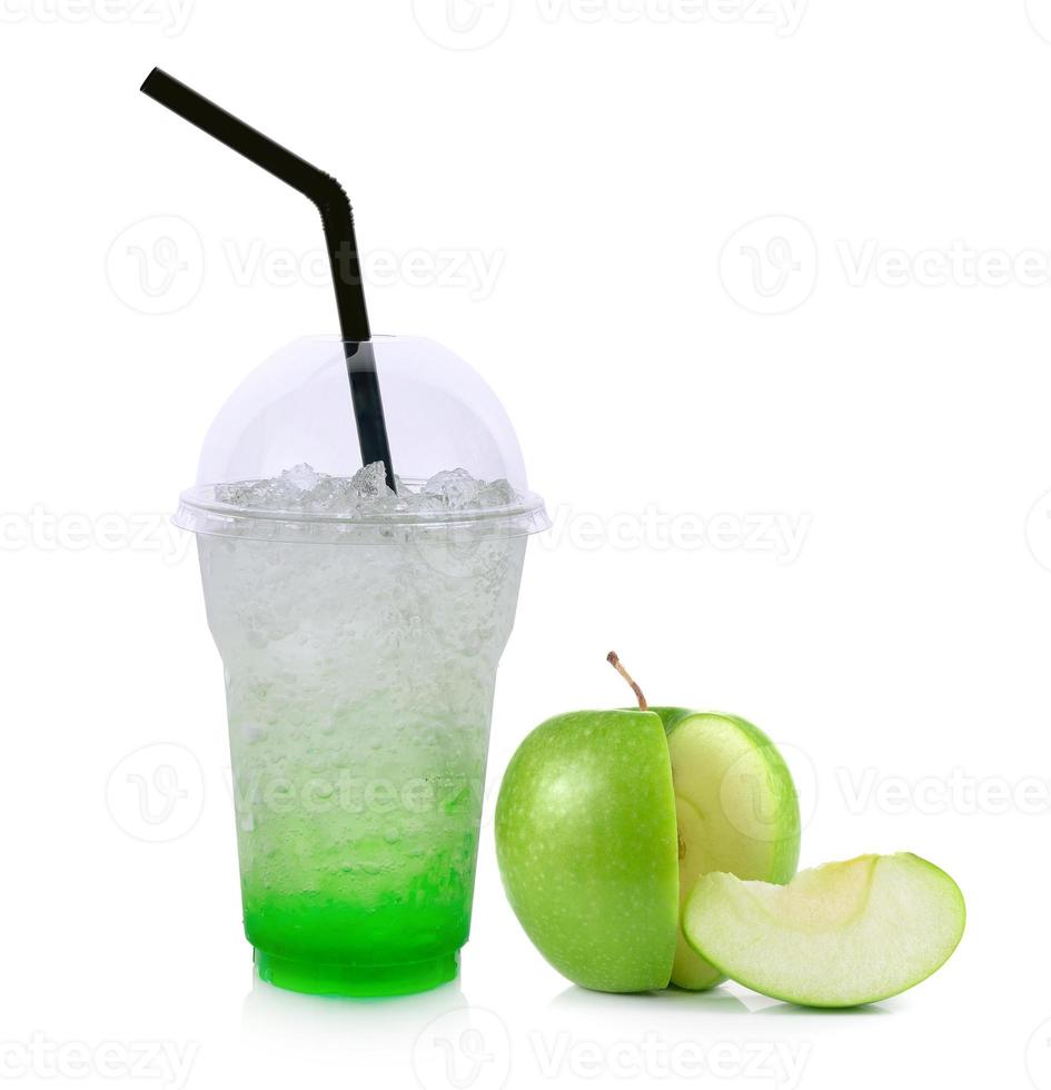 Boissons d'été avec pomme verte sur fond blanc photo