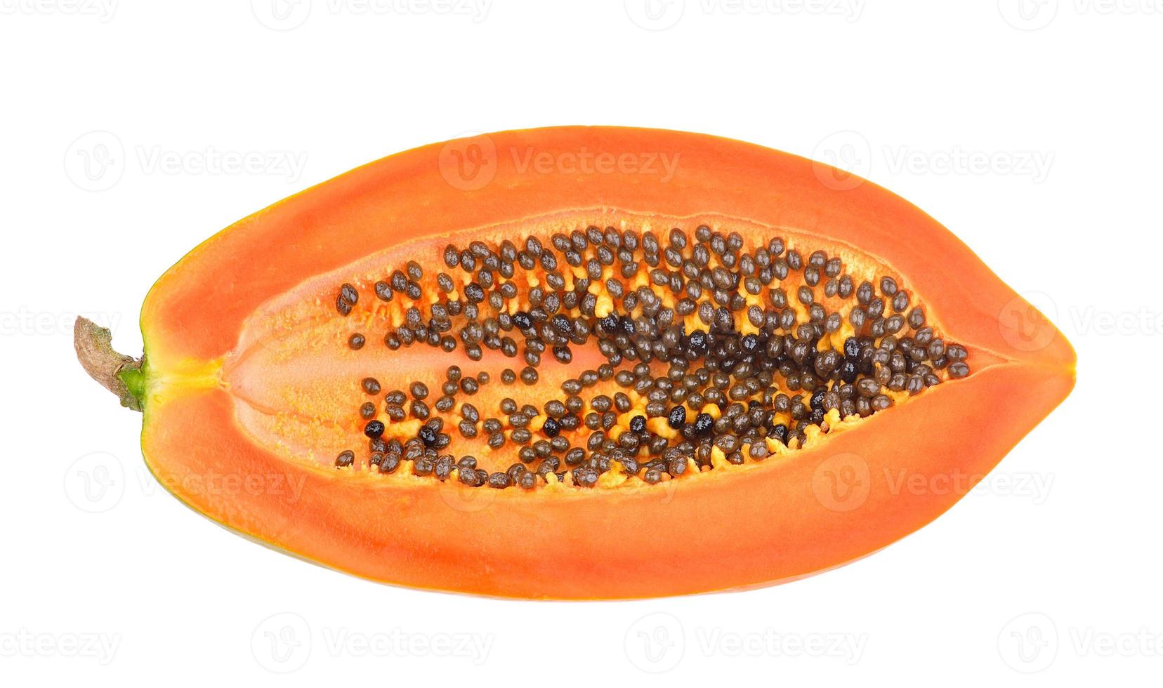 tranche de papaye sur fond blanc photo