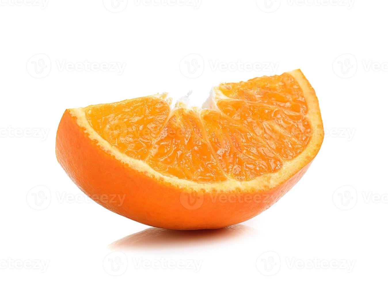 tranche d'orange sur fond blanc photo