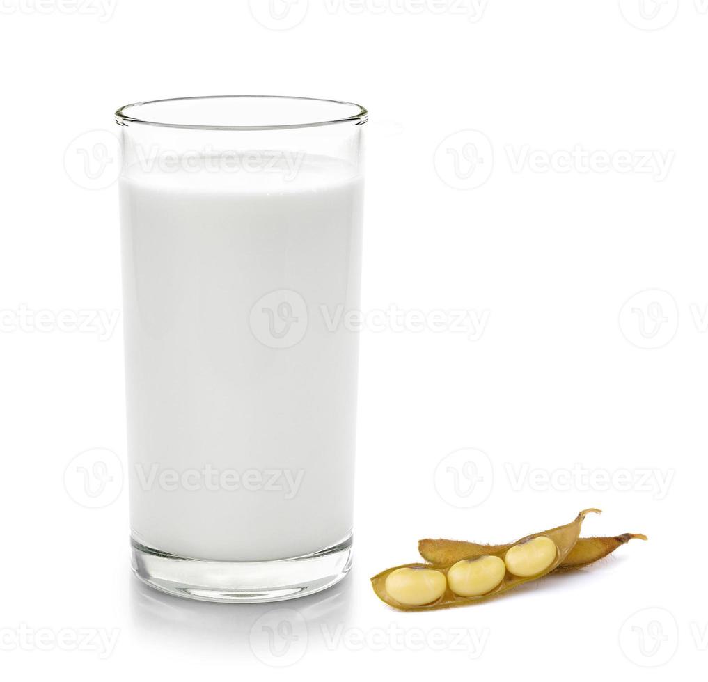 verre de lait et de soja sur fond blanc photo