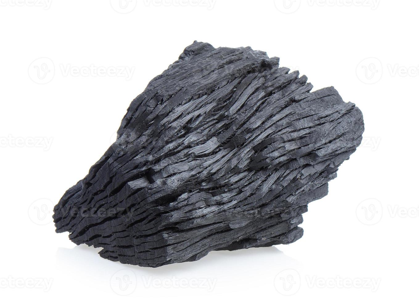 charbon de bois sur fond blanc photo