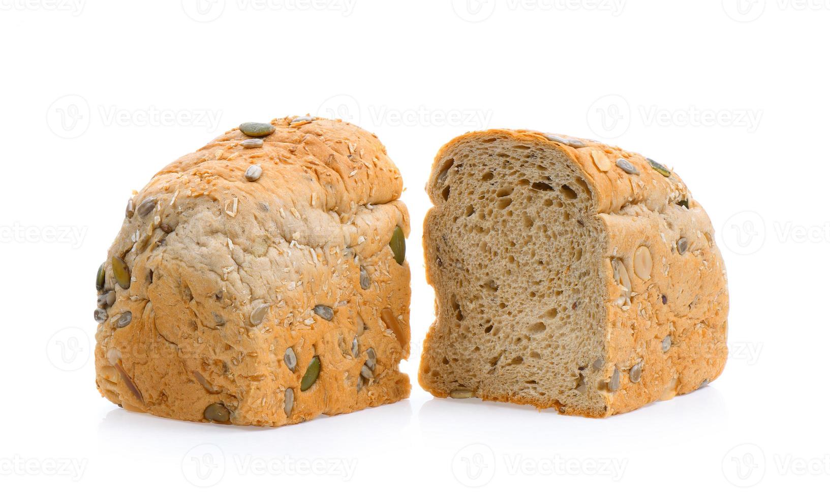pain de blé entier sur fond blanc photo
