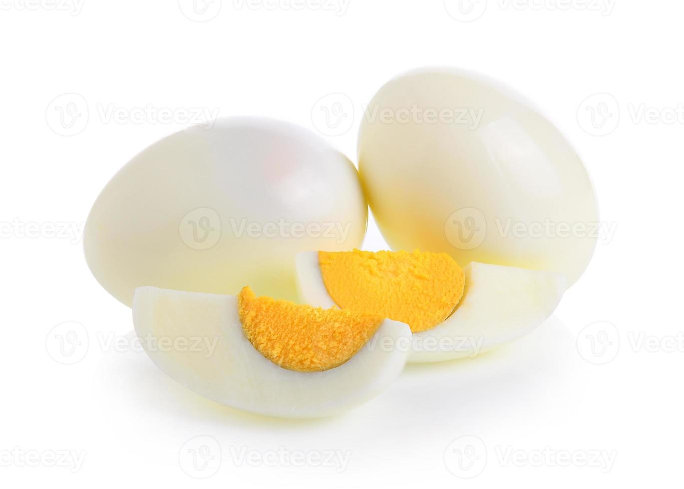 œuf à la coque isolé sur fond blanc photo