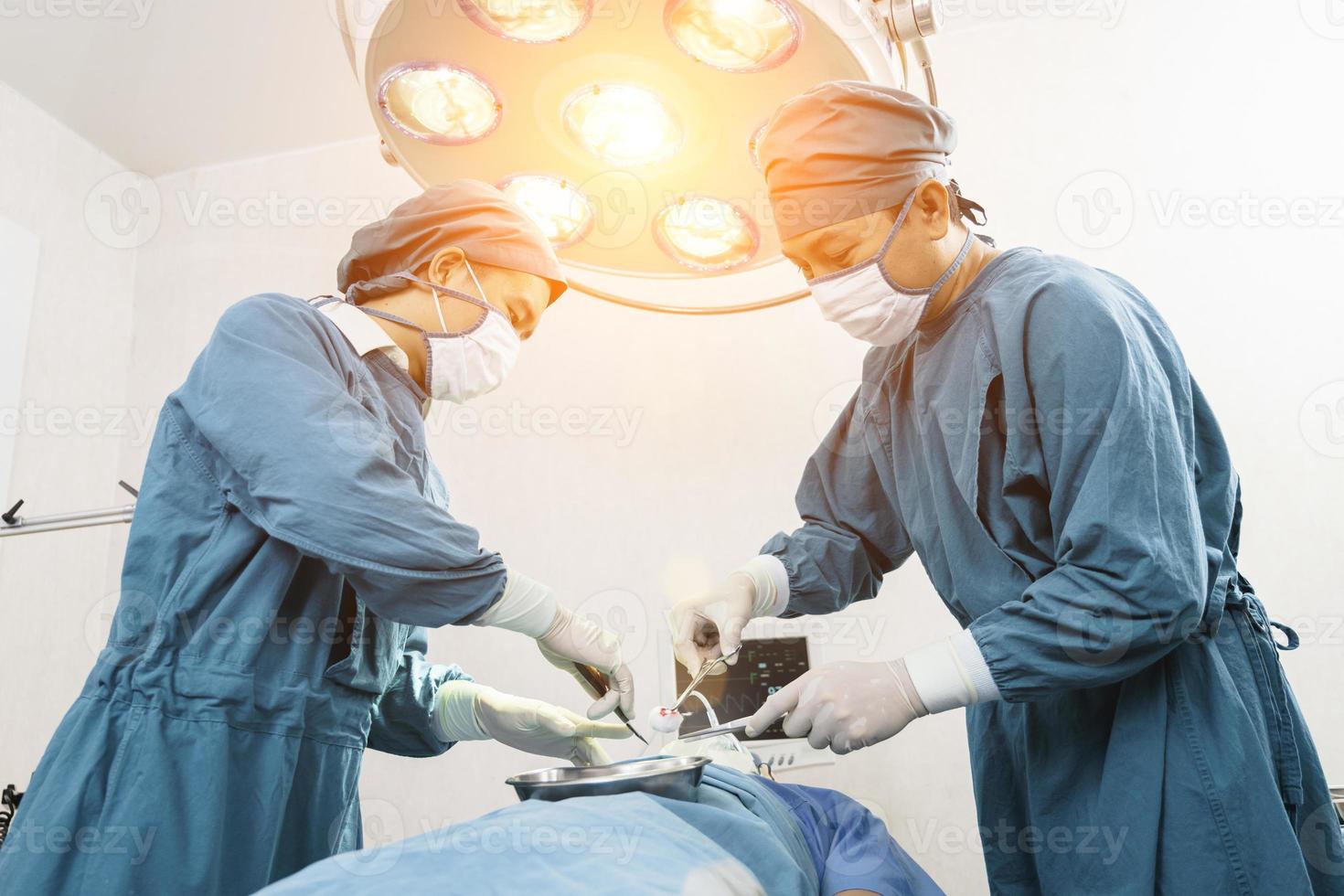 chirurgien opérant un patient avec un assistant dans la salle d'opération. concept de chirurgie et d'urgence photo