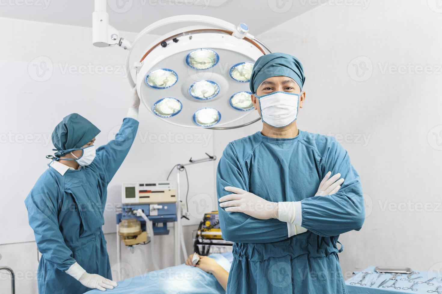 portrait de deux chirurgiens debout dans la salle d'opération. concept de chirurgie et d'urgence photo