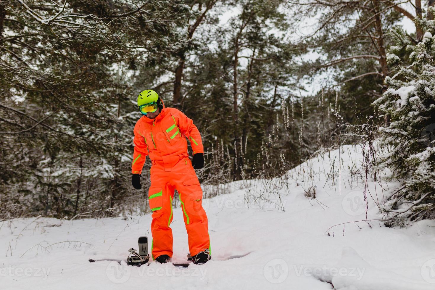 le snowboarder vérifie son équipement photo