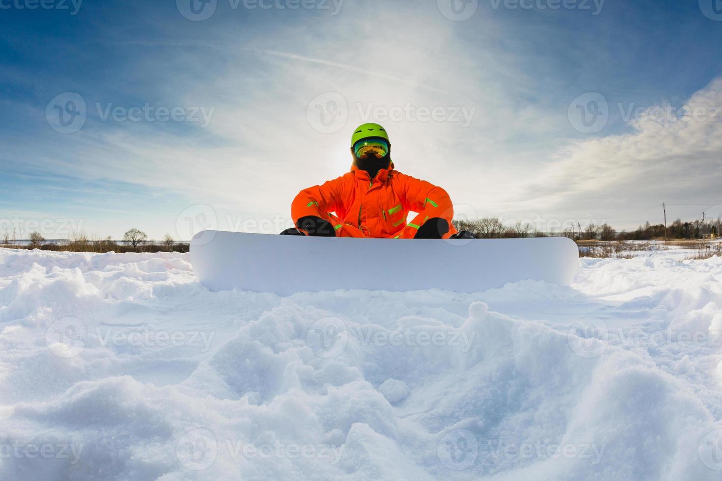 snowboarder posant sur la piste de ski photo