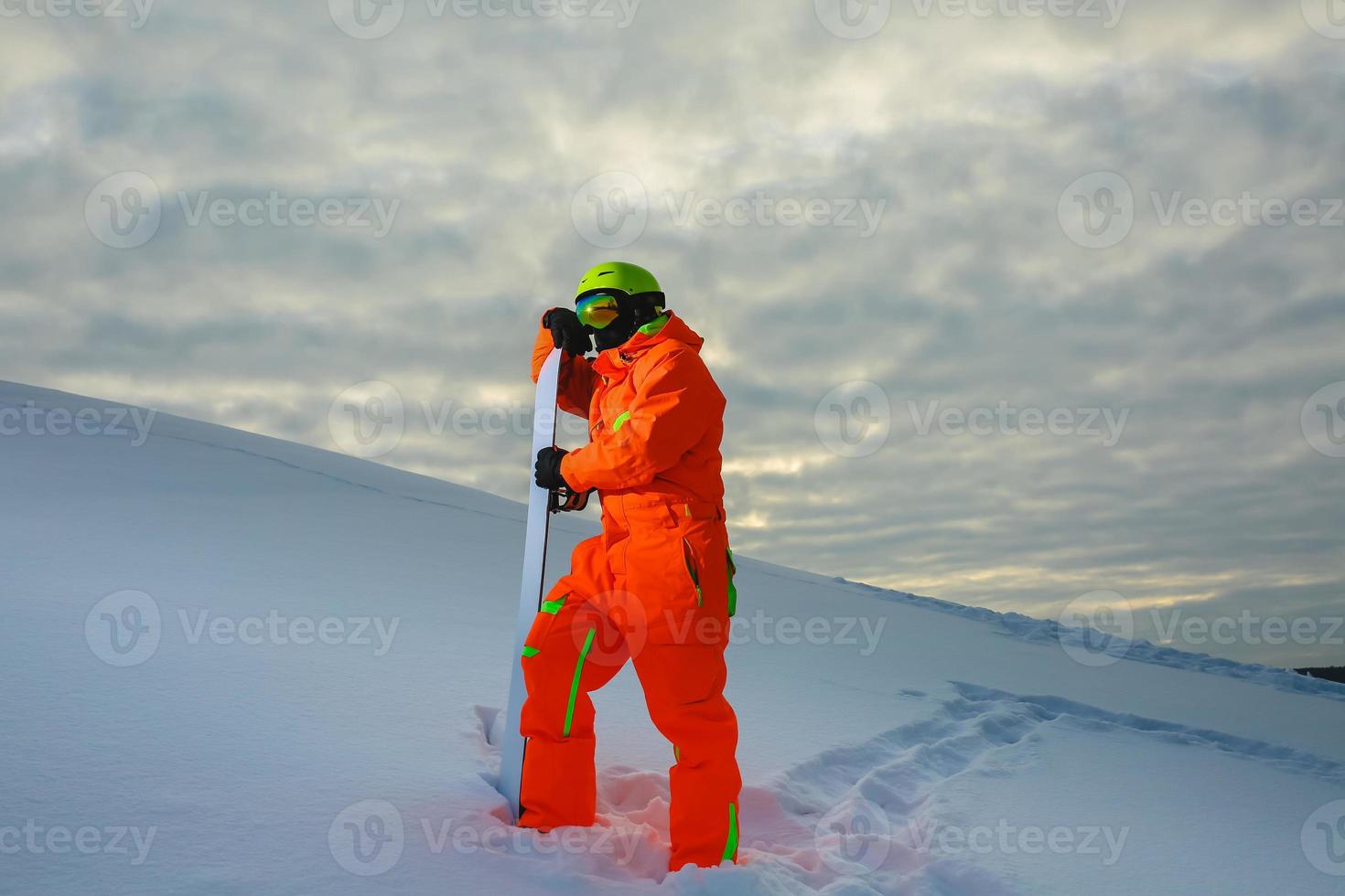 snowboarder au fond du coucher du soleil photo