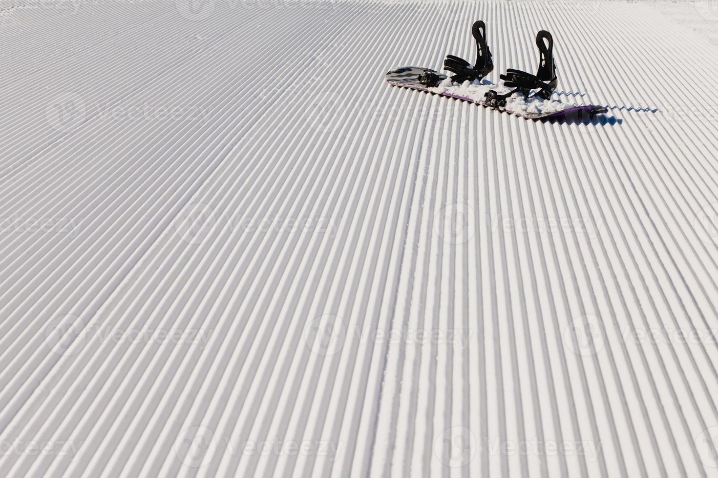 équipement pour faire du snowboard sur une nouvelle neige damée photo