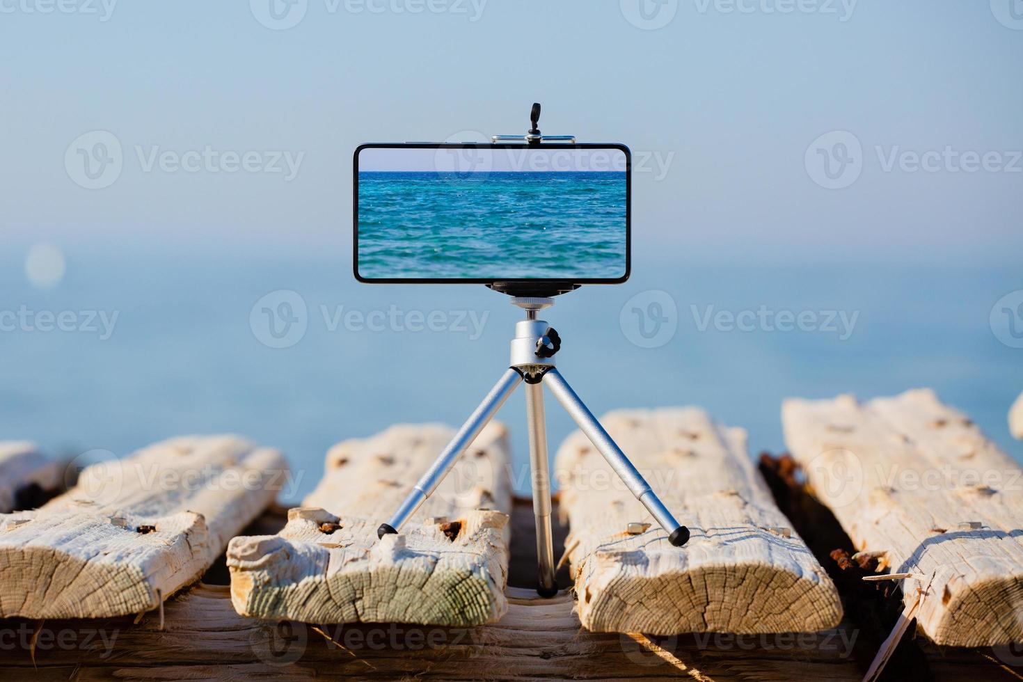 smartphone sur trépied faisant une photo et une vidéo du paysage marin
