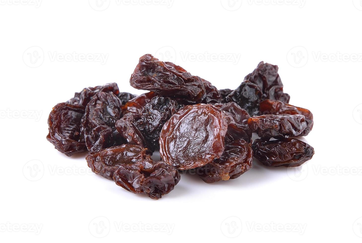 raisins secs sur fond blanc photo