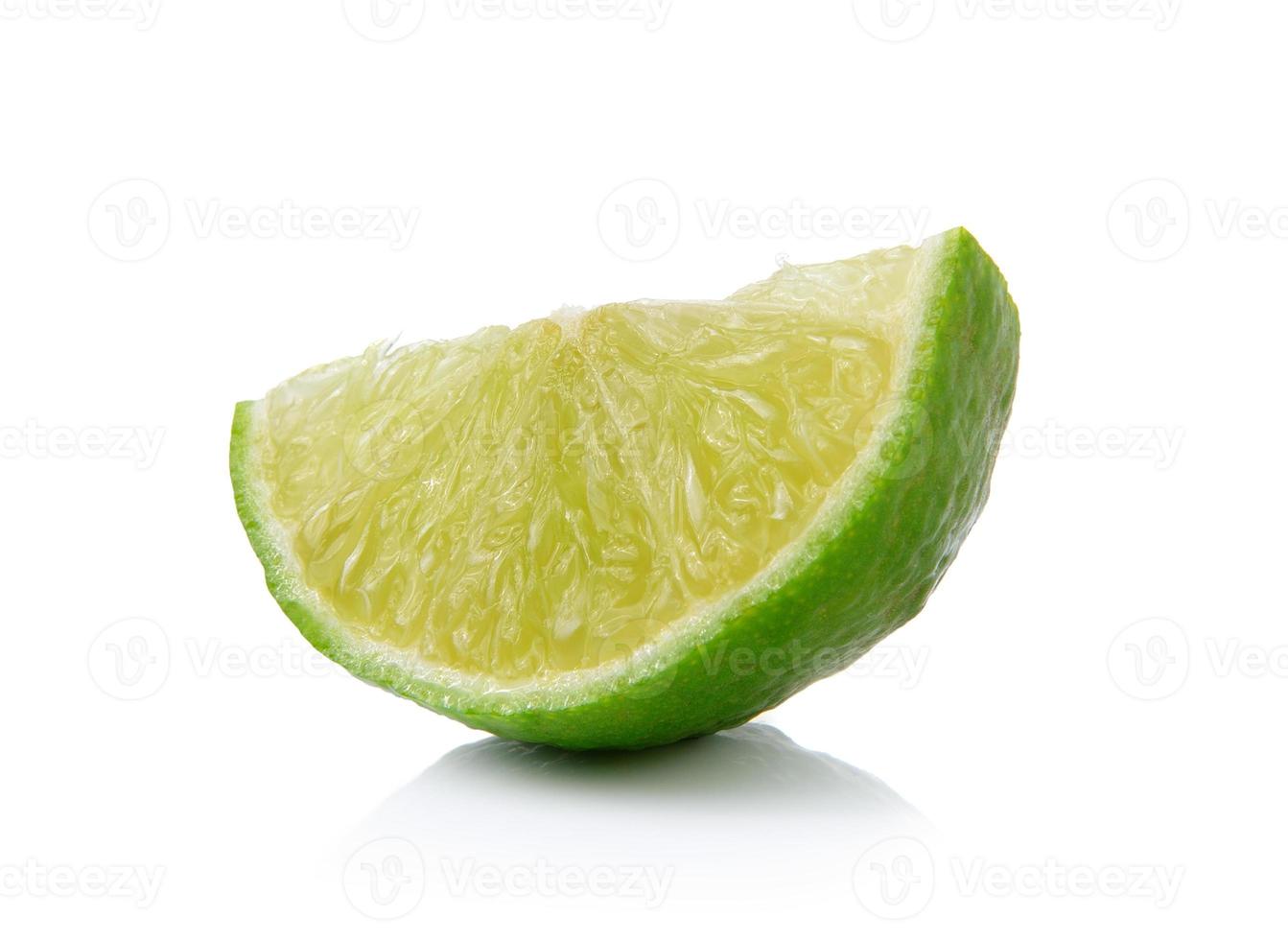 citron vert frais sur fond blanc photo