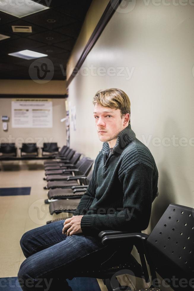 réaction allergique gonflée d'un jeune adulte dans la salle d'attente et l'hôpital photo