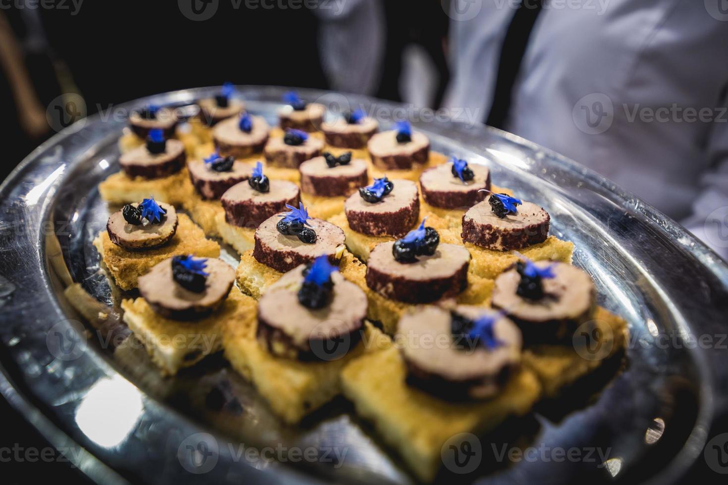 plateau avec des apéritifs cuits au four photo