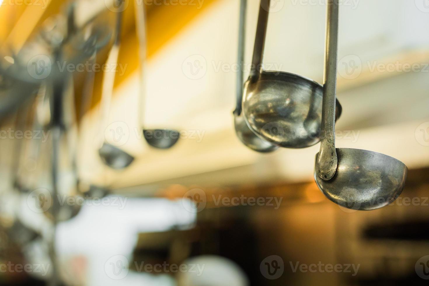 cuillères de service au restaurant photo