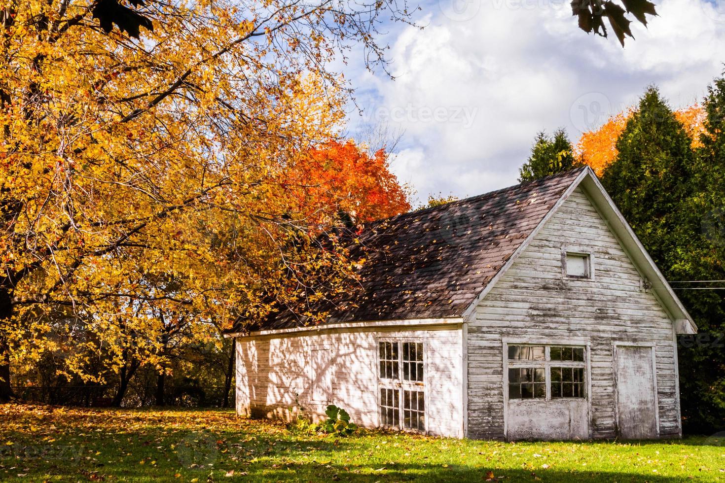 cabane blanche abandonnée pendant la saison d'automne photo