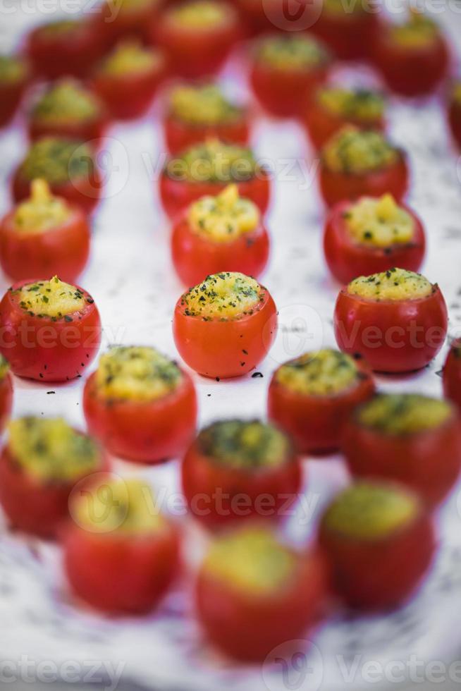 plateau avec des collations à la tomate photo