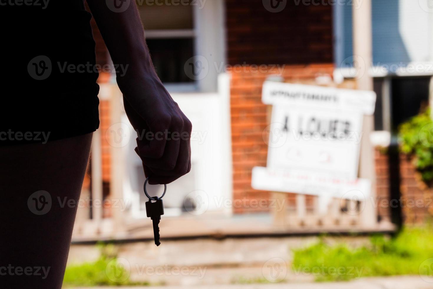 jeune femme debout devant son nouvel appartement photo