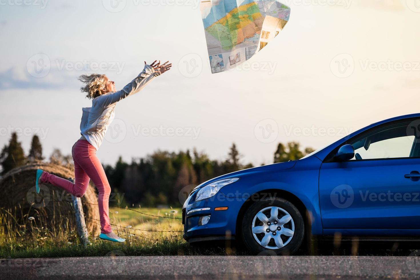 jeune femme perdue perdant une carte à cause du vent photo