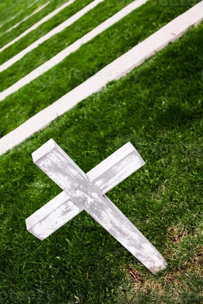 croix blanche dans un vieux cimetière photo