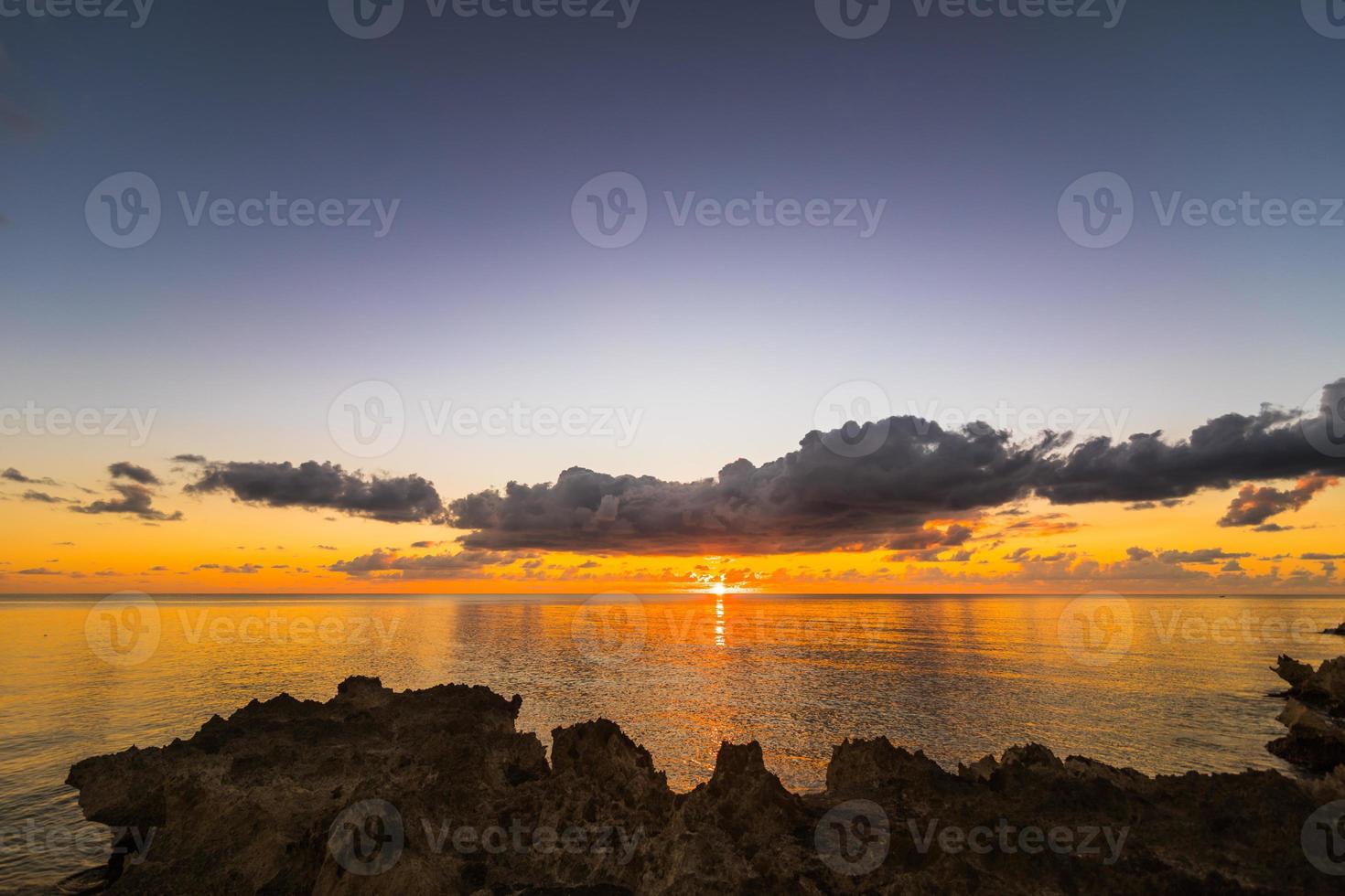 grosses roches volcaniques dans les lumières du coucher du soleil sur l'île de san-andres, caraïbes. photo