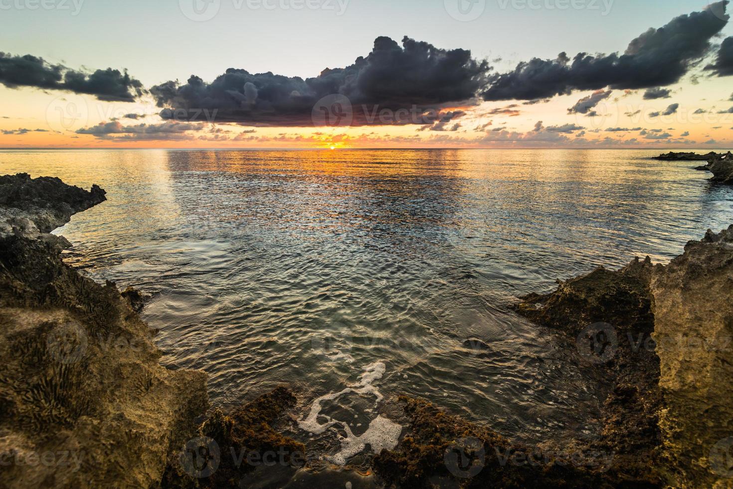 grosses roches volcaniques dans les lumières du coucher du soleil sur l'île de san-andres, caraïbes. photo