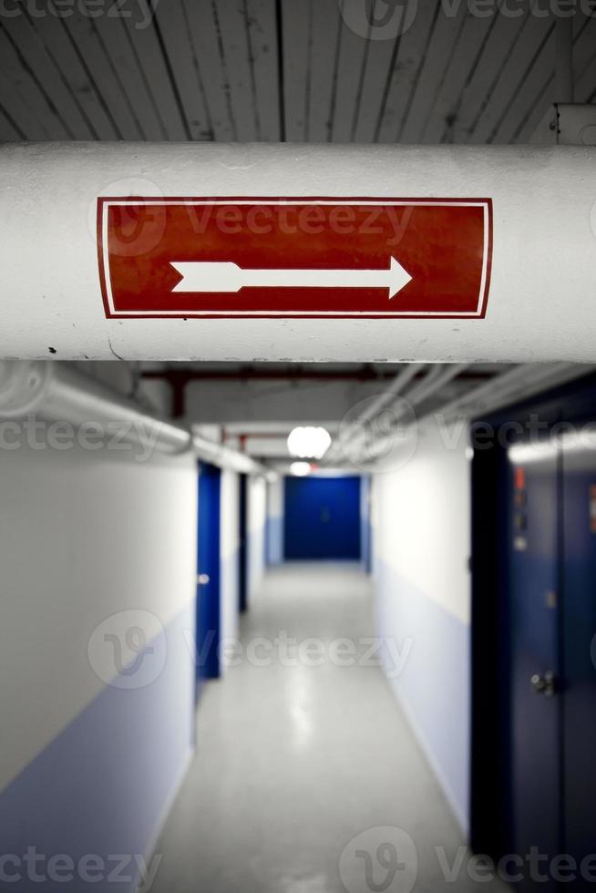 flèche rouge dans le couloir photo