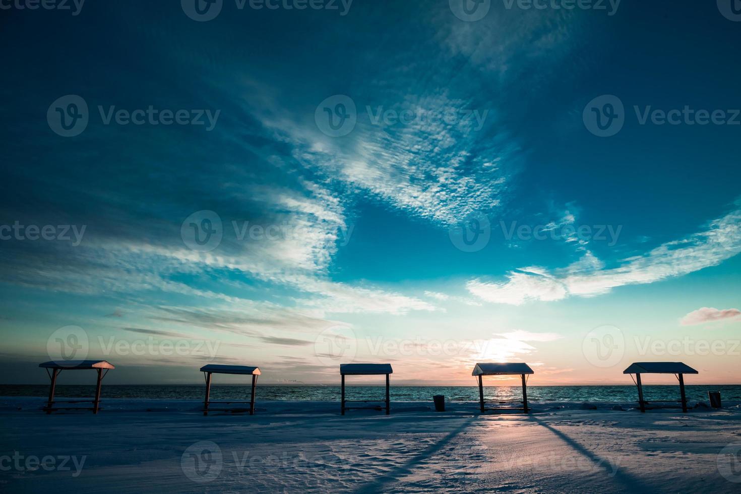 table de pique-nique à la mer pendant l'hiver photo