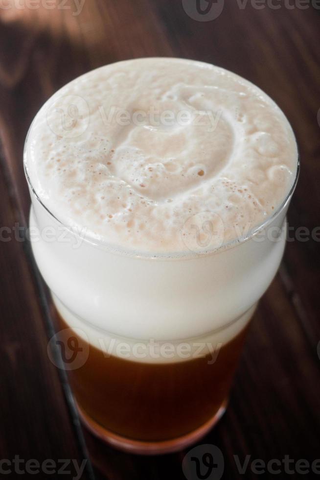 Détails de la mousse de bière ipa onctueuse et crémeuse à la maison photo