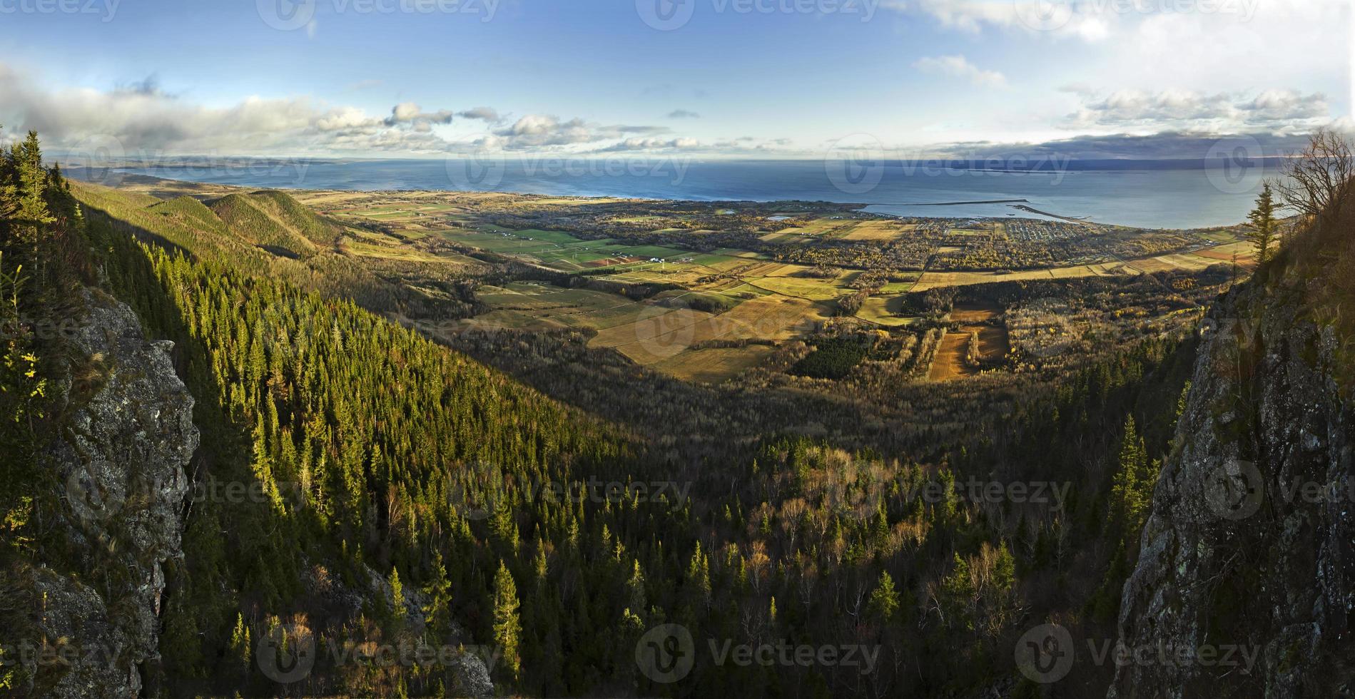 vue mer et forêt depuis la montagne st-joseph photo