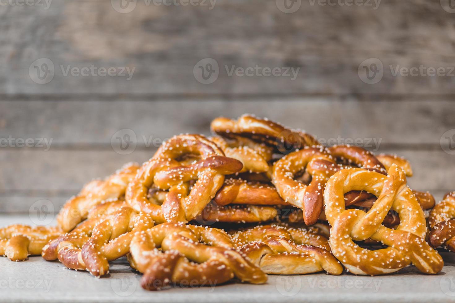 pile de bretzels frais photo