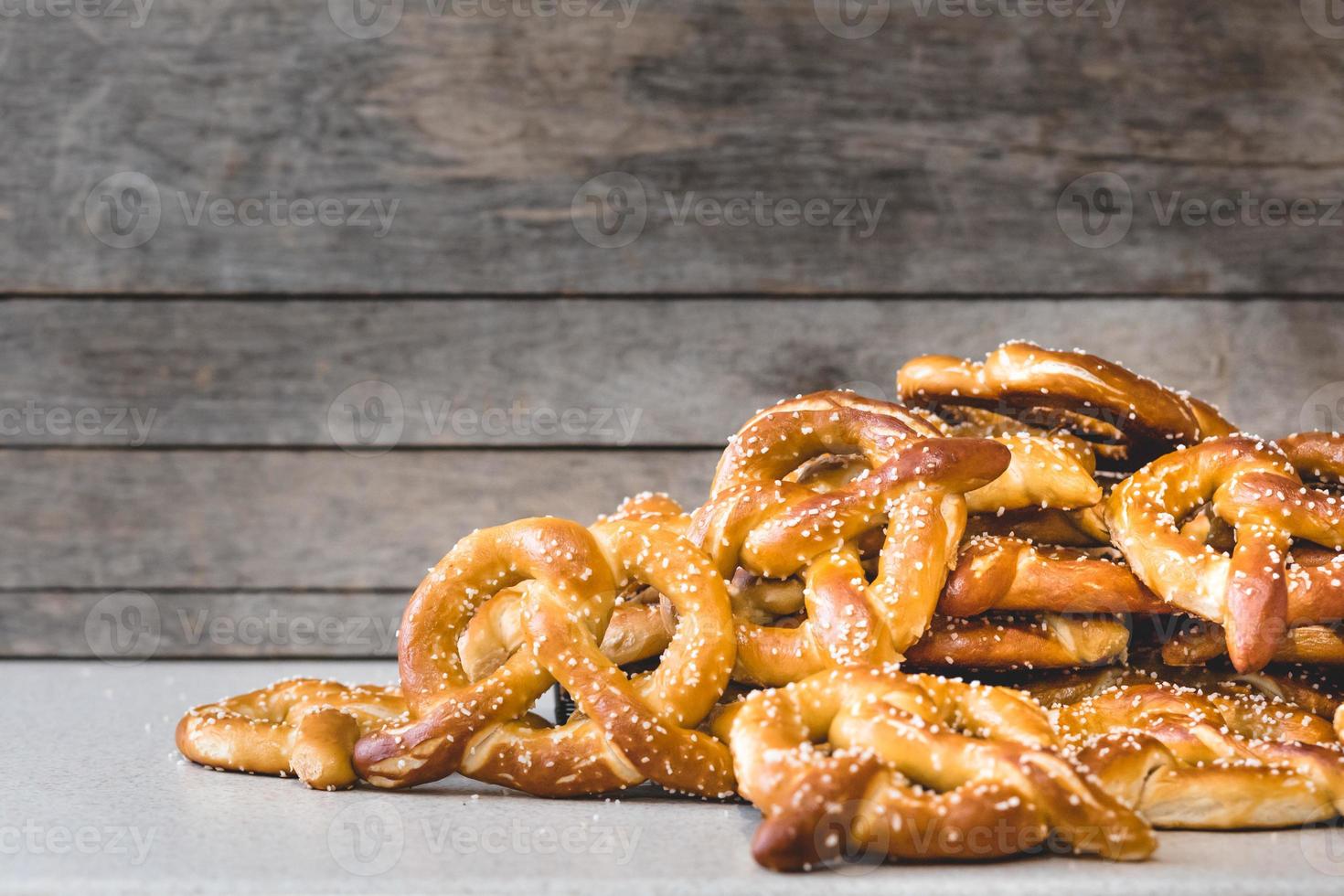 pile de bretzels frais photo