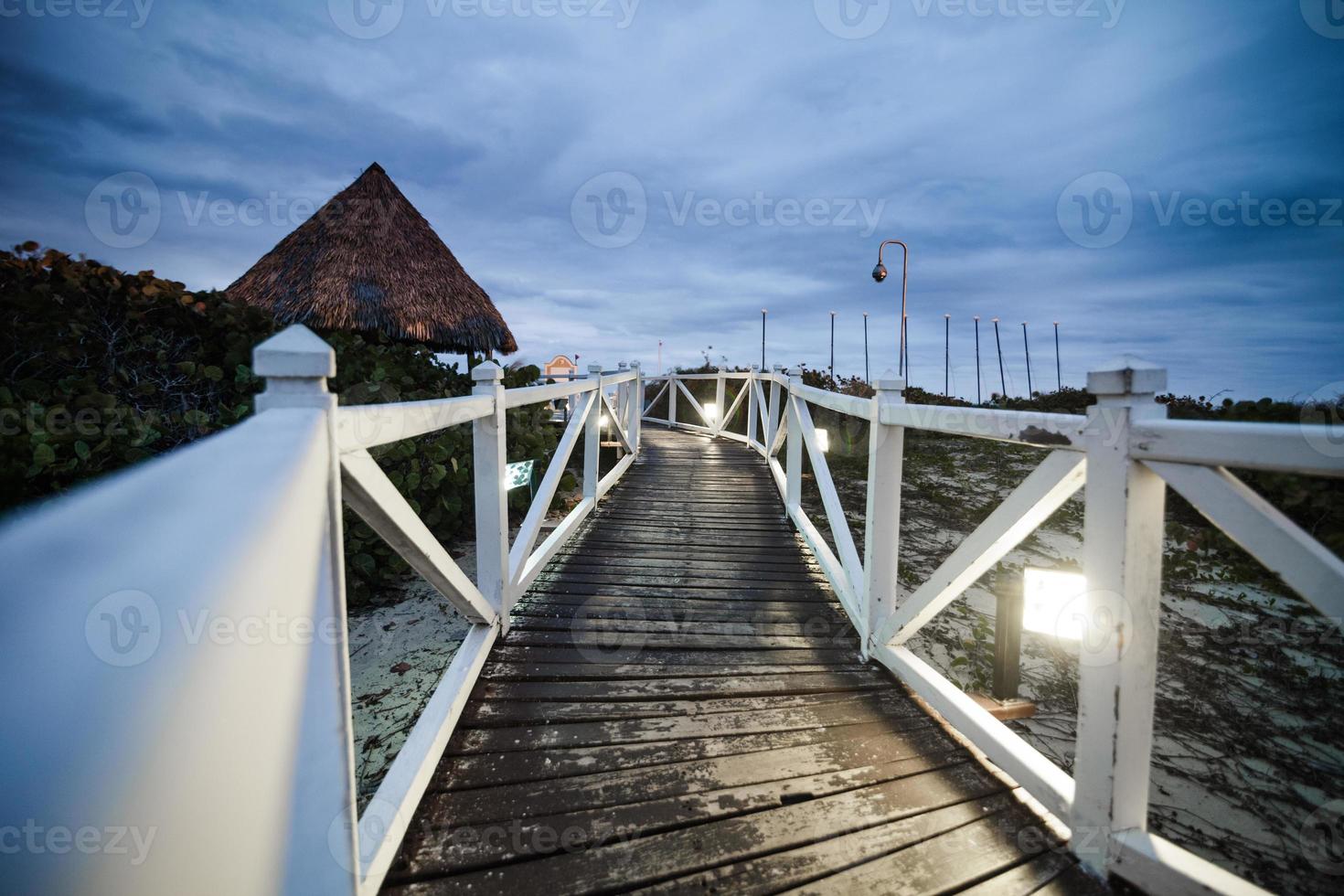 passerelle tôt le matin photo