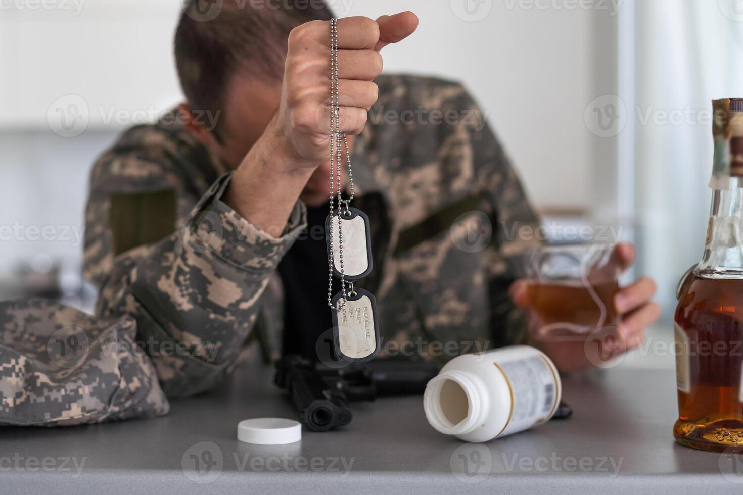 malheureux homme dans camouflage uniforme séance à bras chaise plus de blanc studio arrière-plan, émouvant le sien diriger, soldat Souffrance de post-traumatique stress désordre, de retour retour Accueil après militaire un service photo