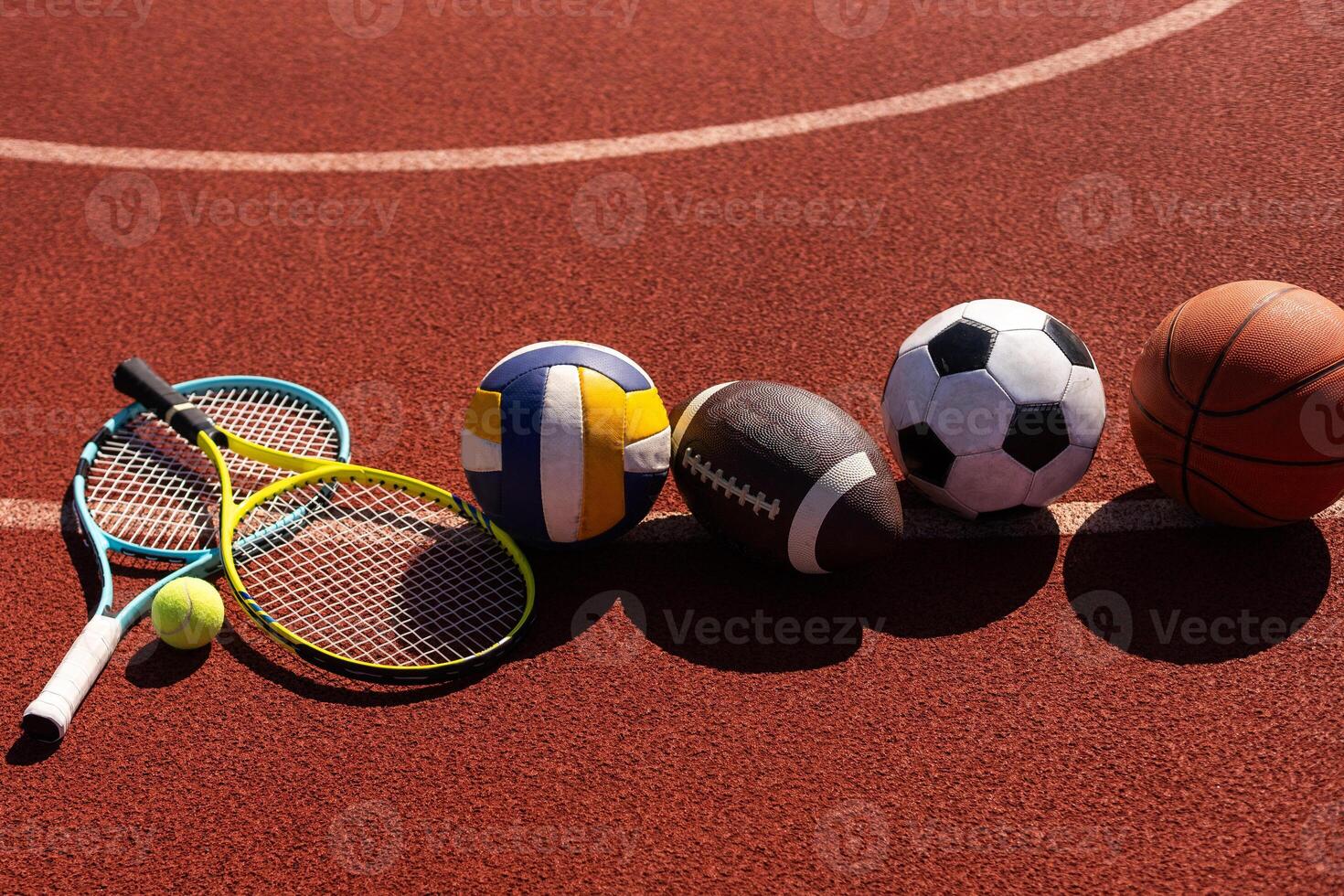 ensemble de sport équipement, raquettes et tennis des balles football et basketball des balles photo