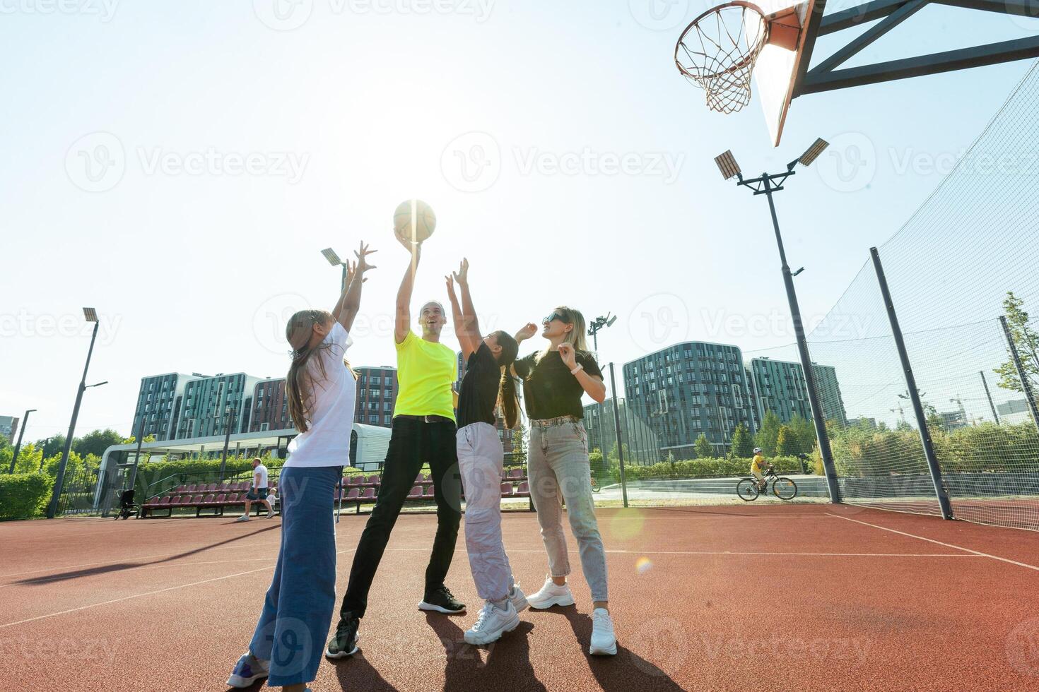 temps pour famille basket-ball. famille à panier Cour de récréation. photo