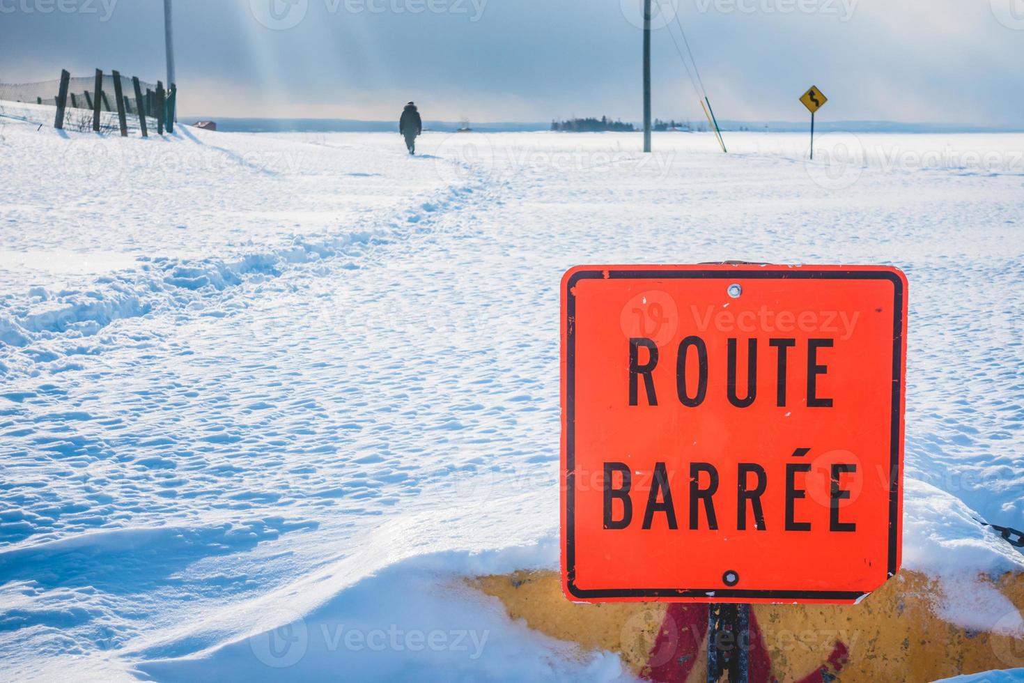 route fermée et personne méconnaissable marchant en arrière-plan photo