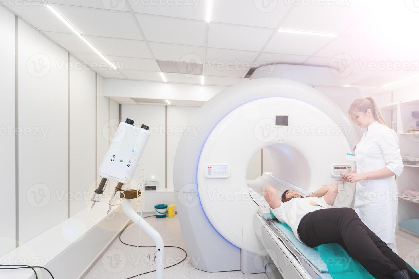 médical ct ou mri analyse dans le moderne hôpital laboratoire. intérieur de radiographie département. technologiquement Avancée équipement dans blanc chambre. magnétique résonance Diagnostique machine photo