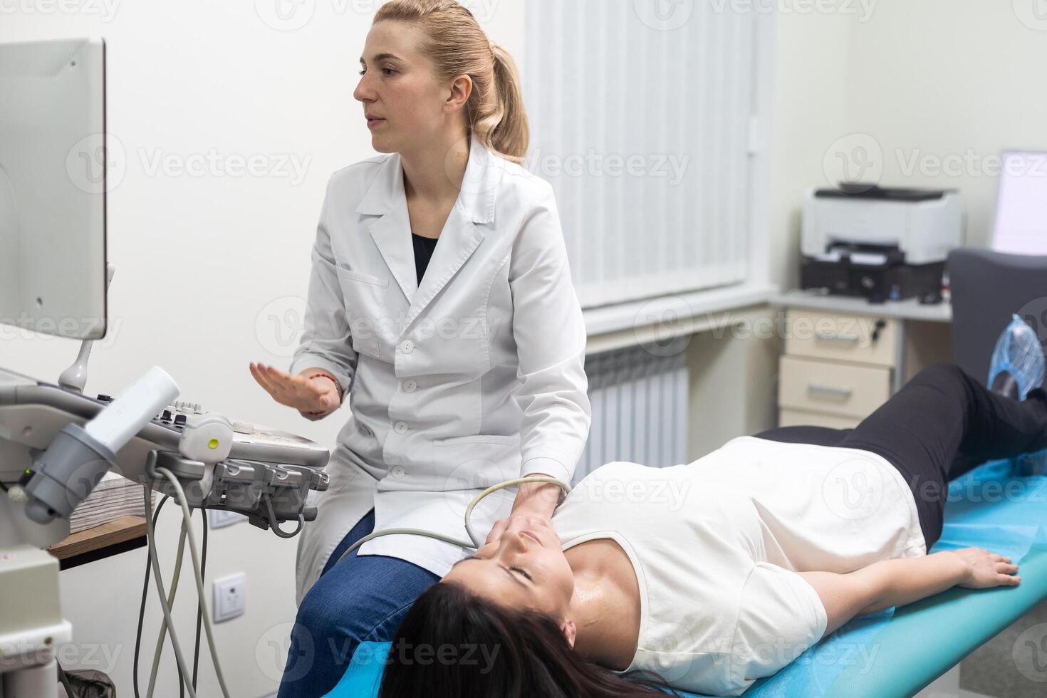 médecin et patient. ultrason équipement. Diagnostique. échographie. photo