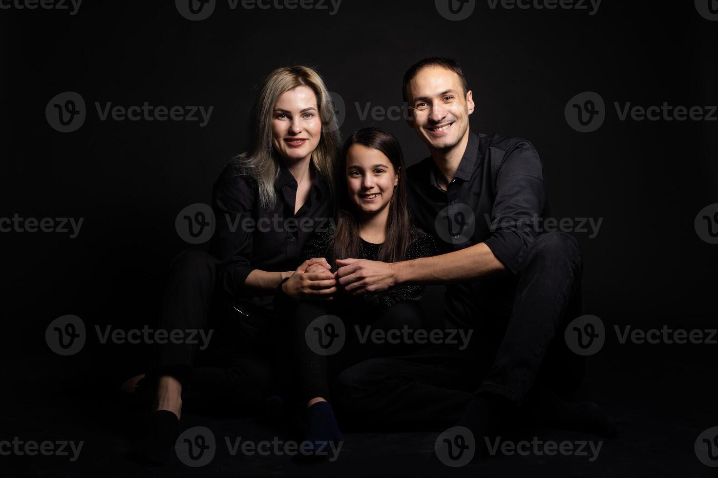 famille portrait sur noir Contexte photo