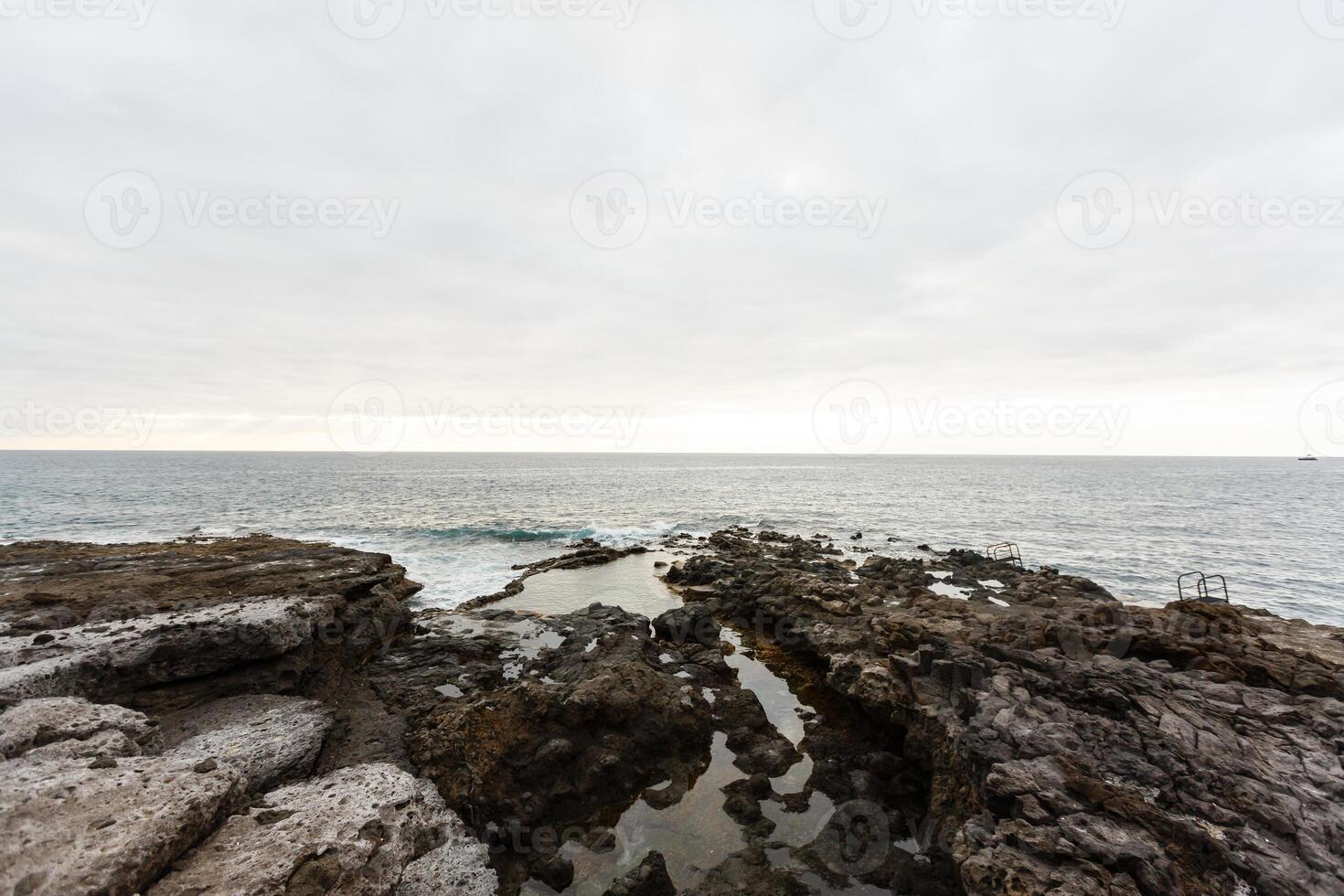 calme océan dans le Matin. océan rive avec des pierres photo